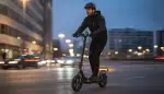 Sicher abbiegen: E-Scooter Rücklicht Blinker