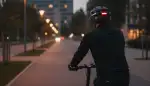 Sicherheit im Blick: Helm mit Rücklicht